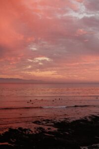 Rahasia Alam, Mengapa Senja Kadang Menyuguhkan Langit Ungu yang Memukau?