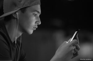 Ngaku deh, kamu juga kan suka kepoin medsos mantan?