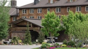 Kisah Pertemuan Rahasia Para Miliarder Dunia yang Bikin Penasaran!