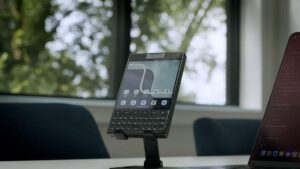 BlackBerry Bangkit Lagi? Keyboard Fisik Ikonik Kembali!
