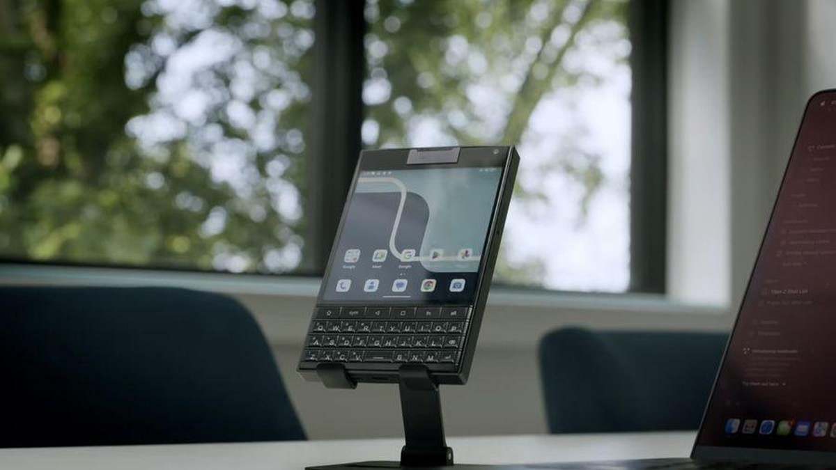 BlackBerry Bangkit Lagi? Keyboard Fisik Ikonik Kembali!