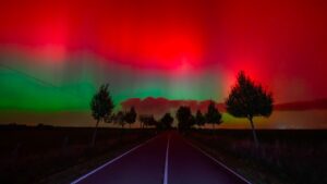 Aurora Hijau vs. Merah di Film Sore, Ternyata Ini Lho Bedanya!