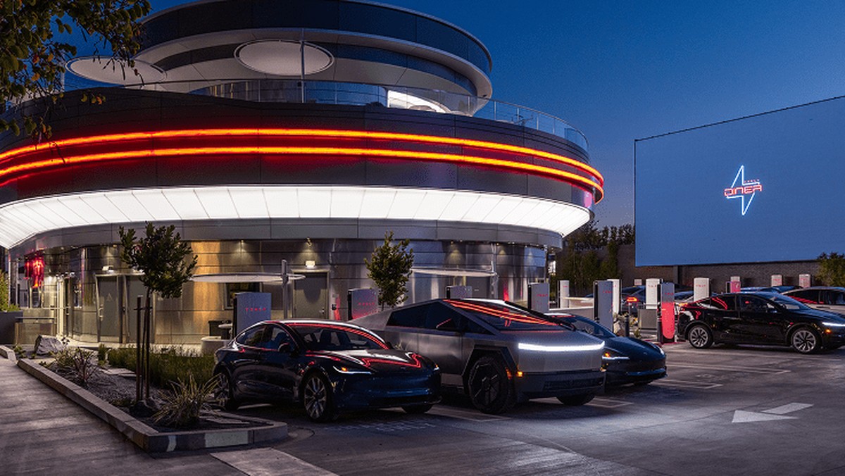 Kebayang Gak Sih Makan di Restoran Tesla, Pelayannya Robot?!