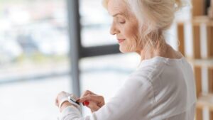 Biar Orang Tua Makin Sehat & Aktif, Smartwatch Ini Wajib Punya Fitur Ini!