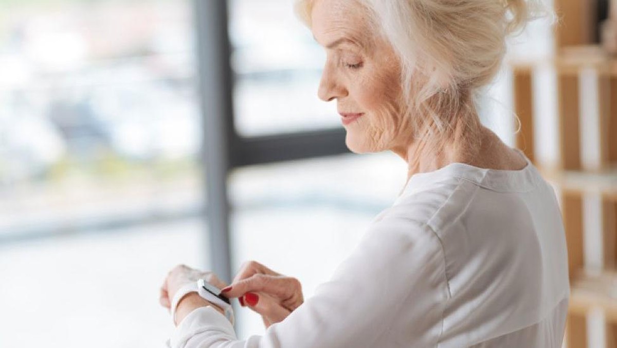 Biar Orang Tua Makin Sehat & Aktif, Smartwatch Ini Wajib Punya Fitur Ini!