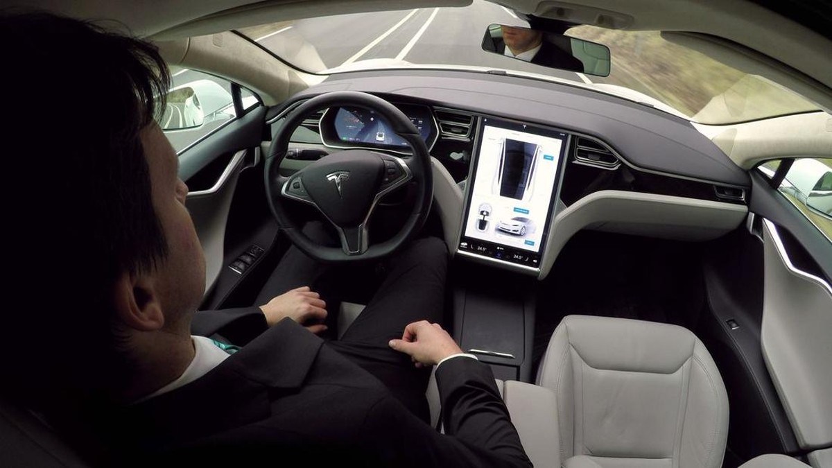 Tesla Autopilot Bikin Elon Musk Garuk-Garuk Kepala, Kenapa Ya?