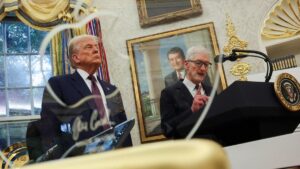 Hadiah Mewah dari Apple untuk Trump, Apa Isinya?