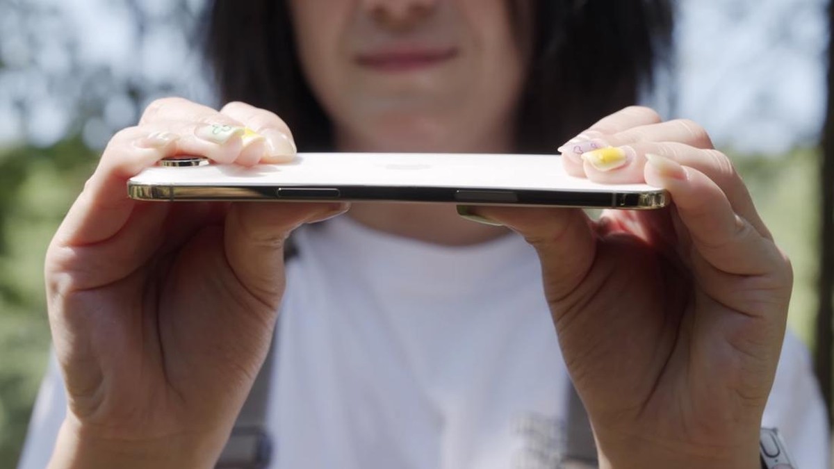 Eksperimen Gila! iPhone Air Dibengkokkan Sampai Begini...