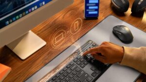 Keyboard Logitech Baru Ini Bisa Menyala Tanpa Baterai? Harganya Bikin Penasaran!
