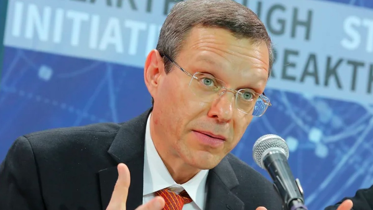 Teori Konspirasi Gila, Bumi Punya Bulan Rahasia dari Rusia?