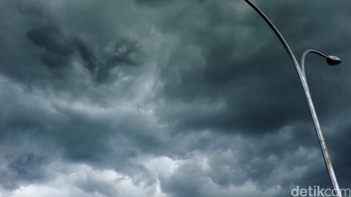 Awan Hitam Misterius Gemparkan Langit Subang, Pertanda Apa?