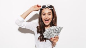 Gaya Main HP Ternyata Bisa Bongkar Isi Dompet? Ini Kata Netizen!