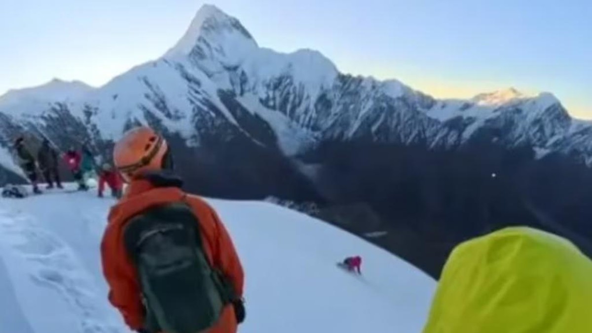 Ngeri! Pendaki Kehilangan Nyawa Saat Selfie di Gunung