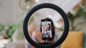 Influencer Indonesia Wajib Bersertifikasi Sebelum Bikin Konten? Komdigi Pertimbangkan Aturan Baru!