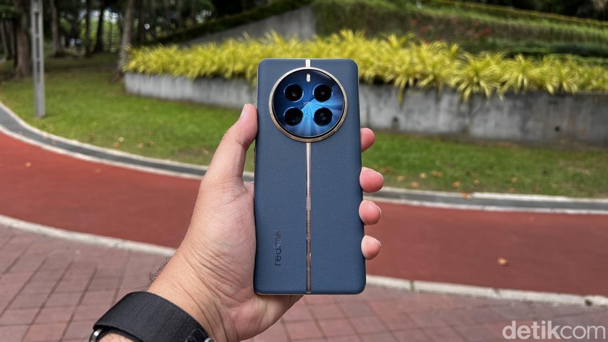 Bikin Pantun Gokil, Siapa Tahu Dapat Realme 12 Pro+ Gratis!