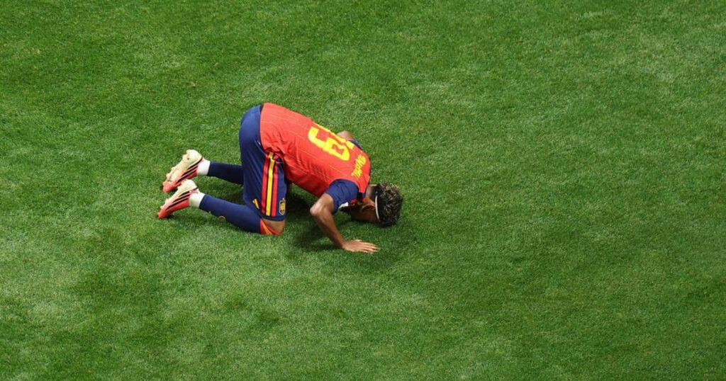 Lamine Yamal Sujud Syukur Viral di Medsos Fenomena Digital Baru