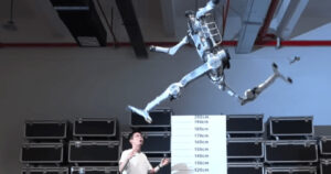 Robot Superman China Lari 45 Km Jam Lompat 2 Meter Luar Biasa
